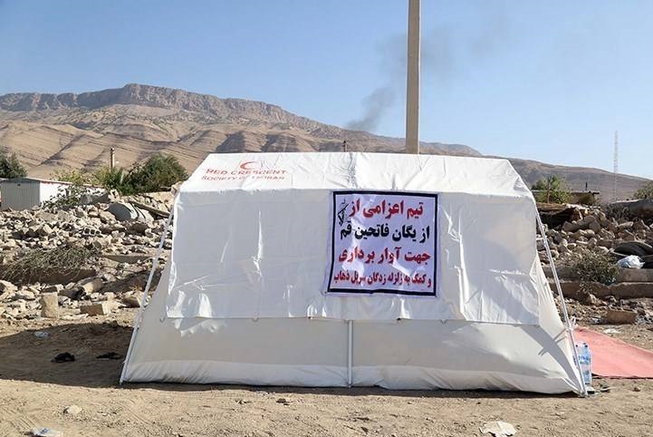  عکس/ مدافعین حرم در مناطق زلزله زده