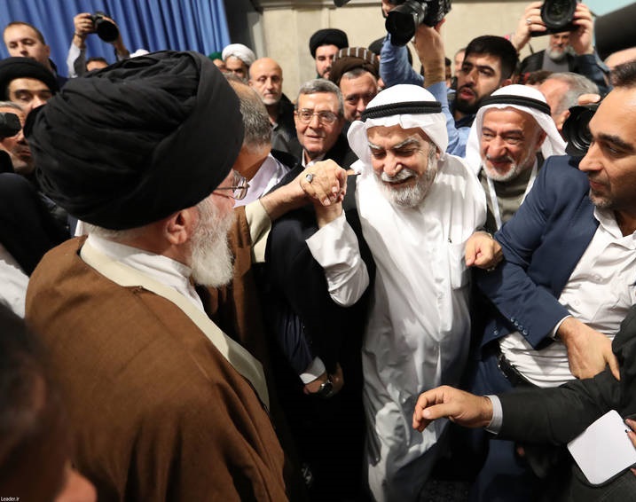  عکس/ گفتگوی صمیمانه رهبر انقلاب با میهمانانش