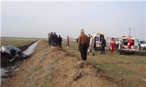سقوط یک دستگاه پراید در کانال آب