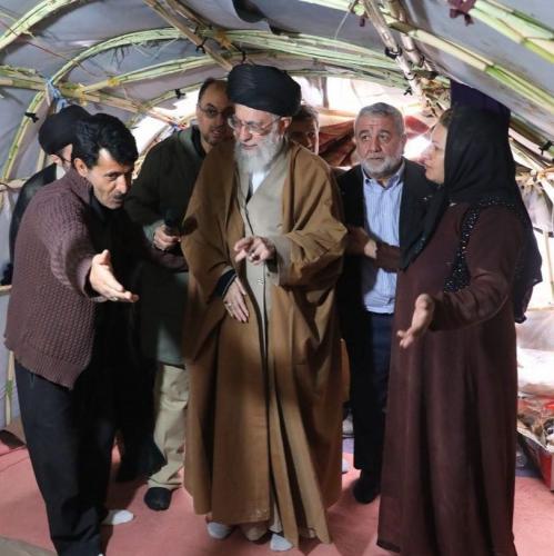 رهبر انقلاب به عکاس‌ها تذکر جدی دادند/ با کفش وارد نشوید! 