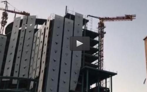  فیلم/ سقوط وزنه جرثقیل در پی زلزله امروز کرمان