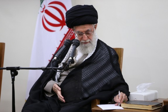 رهبر معظم انقلاب با عفو و تخفیف مجازات جمعی از محکومان موافقت کردند
