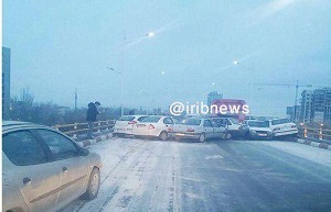 تصادف زنجیره‌ای 56 خودرو در اتوبان قزوین کرج+عکس