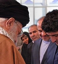  عکس/ هدیه رهبر انقلاب به علیرضا کریمی
