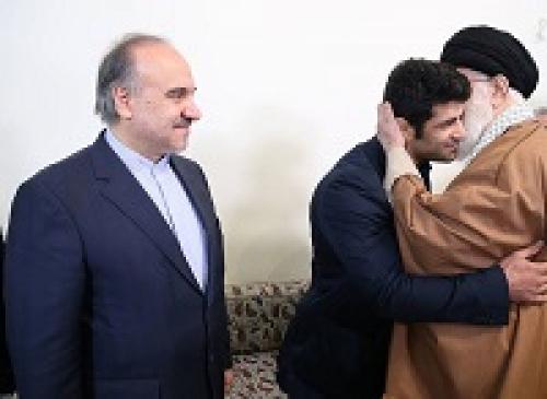 عکس/دیدار علیرضا کریمی کشتی‌گیر سرافراز با رهبر انقلاب