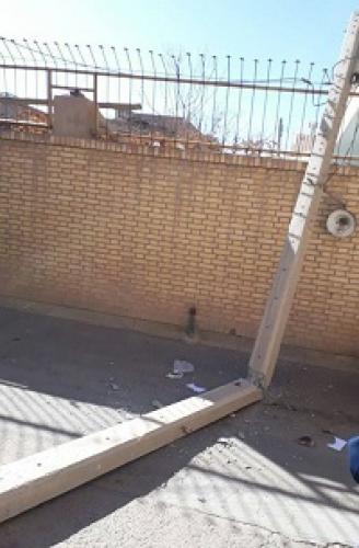  عکس/ خسارت زلزله به تیر چراغ برق در کرمان