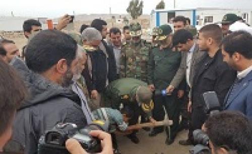  عکس/ کلنگ زنی وزیر دفاع در کرمانشاه