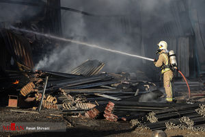 انبار لاستیک در اتوبان آزادگان آتش گرفت