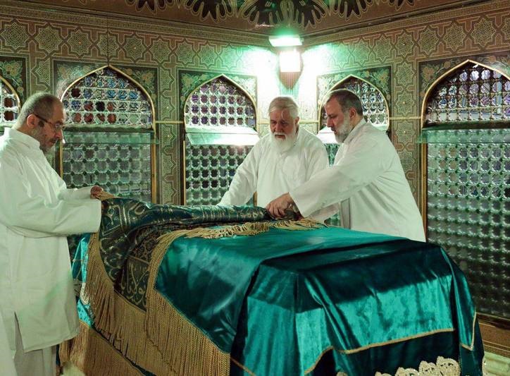  عکس/ غبارروبی مضجع نورانی امام رضا(ع)