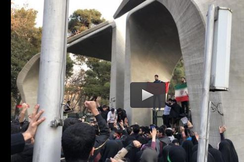  فیلم/ شعار یکپارچه مرگ بر فتنه گر مقابل دانشگاه تهران