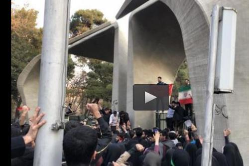  فیلم/ شعار یکپارچه مرگ بر فتنه گر مقابل دانشگاه تهران