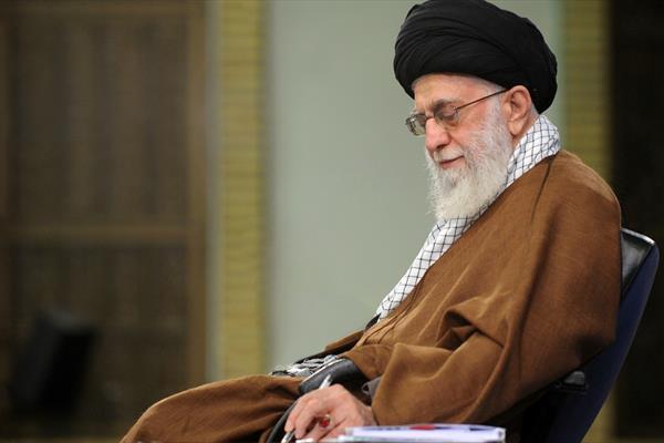 حضور رهبر انقلاب در منزل یکی از شهدای ارامنه