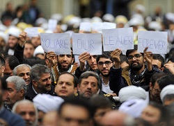 عکس/نوشته انگلیسی قمی‌ها به رهبرانقلاب