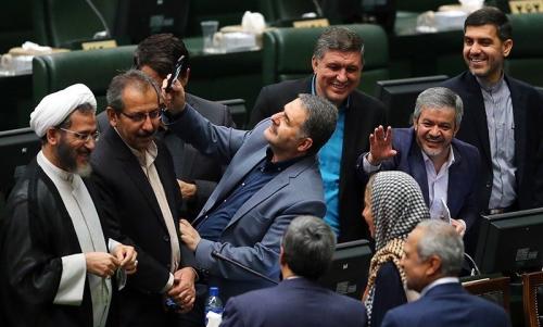 منتقدان روحانی حبس اما دختران بازداشتی آزاد شوند!