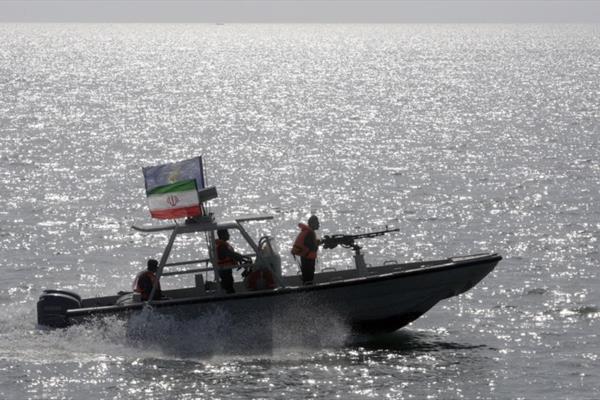 رویارویی قایق های تندروسپاه با نیروهای آمریکای