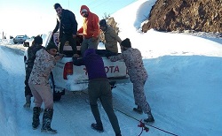 عکس/امدادرسانی سپاه به ماندگان در برف