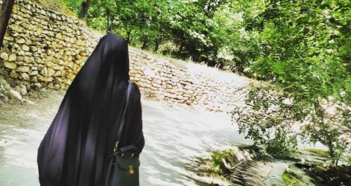 دختری که شال سفیدش را بر سر چوب بست