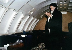 نماز خواندن امام خمینی در هواپیما+عکس