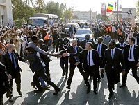  عکس/ حمله‌ی محافظان رئیس جمهور