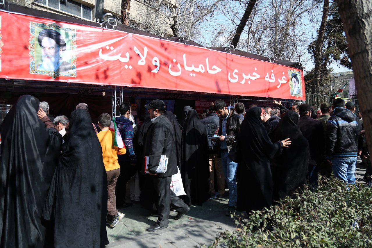 ایستادگی تماشایی در جشن چهل سالگی انقلاب در راهپیمایی 22 بهمن/حامیان ولایت این بار در راهپیمایی عظیم جشن انقلاب