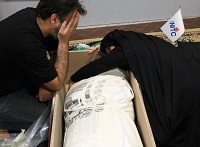  عکس/ وداع جانسوز مادر شهید با فرزندش