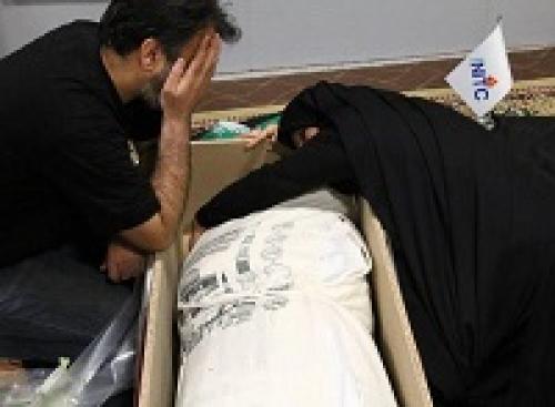  عکس/ وداع جانسوز مادر شهید با فرزندش