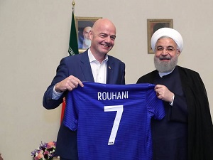  عکس/ هدیه رییس فیفا به روحانی