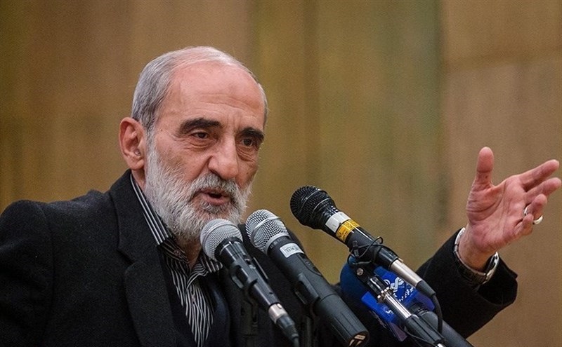  شریعتمداری: شعار امسال اگر با پیوست‌های آن عملیاتی شود باطل السحر مشکلات اقتصادی است 