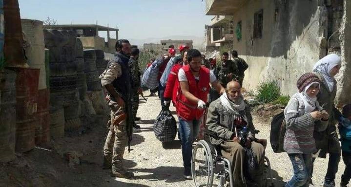 جبهه النصره و فیلق الرحمن در آستانه خروج از حومه شرقی دمشق/ تروریست‌ها تمامی اسناد و انبارهای سلاح را در حومه غوطه شرقی به آتش کشیدند + تصاویر 