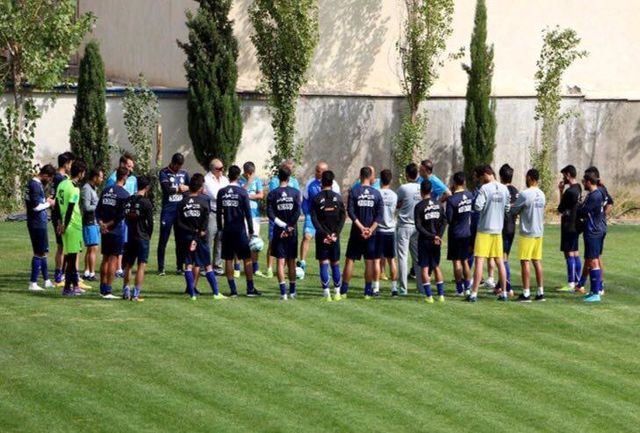 جنجال در اردوگاه استقلال:ستاره‌های استقلال محروم شدند!/درگیری دراردوگاه استقلال و رختکن ابی پوشان