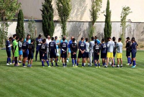 جنجال در اردوگاه استقلال:ستاره‌های استقلال محروم شدند!/درگیری دراردوگاه استقلال و رختکن ابی پوشان