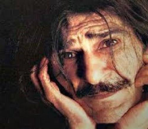  دختر آقای بازیگر بر سر مزار پدرش/عکس 