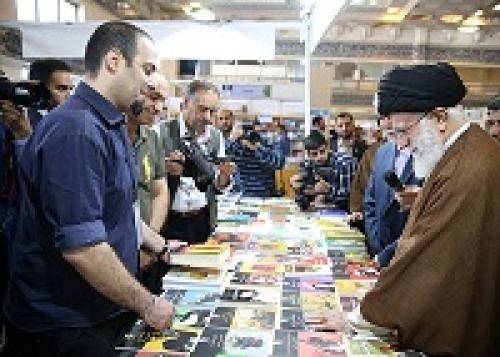 هدیه رهبرانقلاب به یکی از فروشندگان کتاب