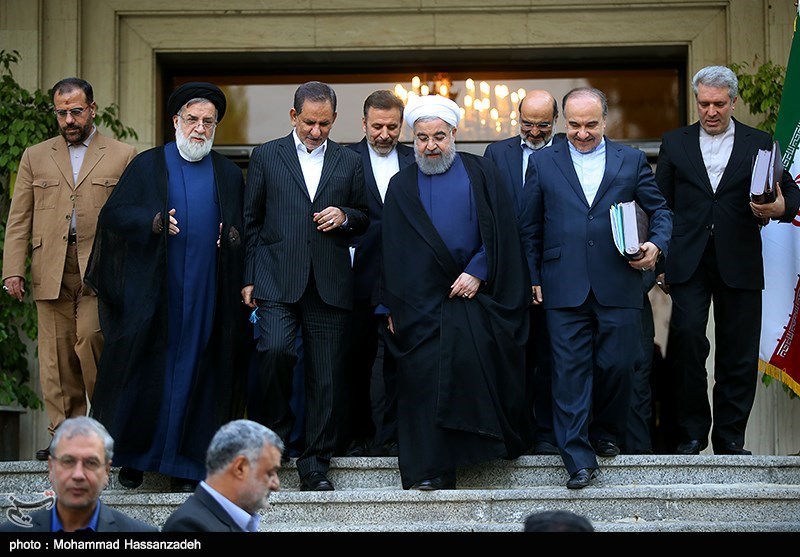 چرا اقتصاددانانی که برای رئیس‌جمهور شدن آقای روحانی یقه پاره کردند، منتقد شدند؟ 
