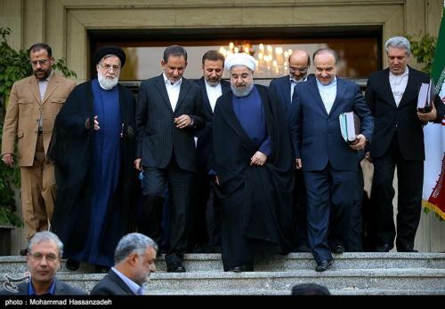 چرا اقتصاددانانی که برای رئیس‌جمهور شدن آقای روحانی یقه پاره کردند، منتقد شدند؟ 