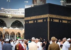 عکس/ ماه مهمانی خدا در کنار خانه خدا