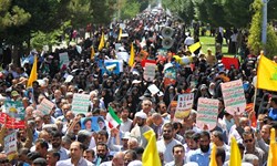 حضوری قوی‌تر و پرشورتر در حمایت از آرمان قدس/ تأکید راهپیمایان بر لزوم رعایت شروط رهبری در مذاکره با اروپاییان