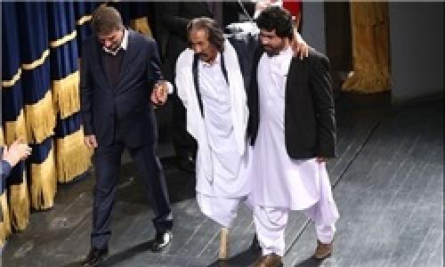 هنرمندی که برای خرید پای مصنوعی مدت‌ها انتظار کشید