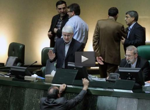  فیلم/واکنش لاریجانی به پهن کردن طومار در مجلس