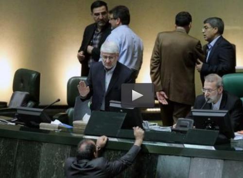  فیلم/واکنش لاریجانی به پهن کردن طومار در مجلس