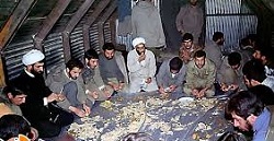 کاش سفره مردم و مسئولان یکی شود