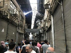 تجمع مسالمت‌آمیز کسبه در بازار/ بازاریان تهران در اعتراض به رکود و قیمت ارز دست از کار کشیدند