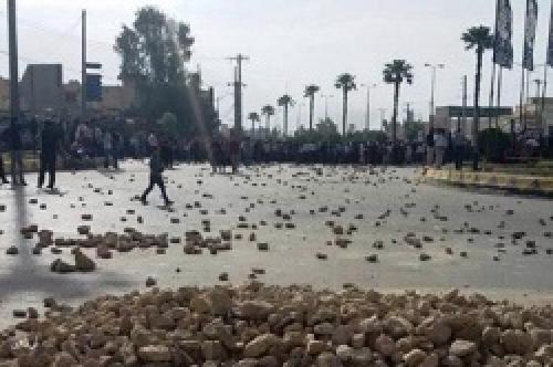  برخی افراد جاده قائمیه به کازرون را بستند