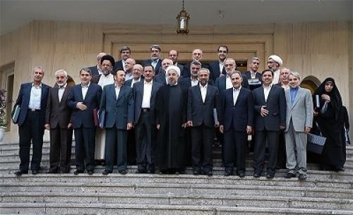 نمایندگان مجلس: اقای روحانی تیم اقتصادی خود را هرچه زودتر تغییر دهید/ 2 هفته گذشت؛ بی اعتنایی دولت به نامه 200 نماینده مجلس برای تغییر کابینه اقتصادی دولت